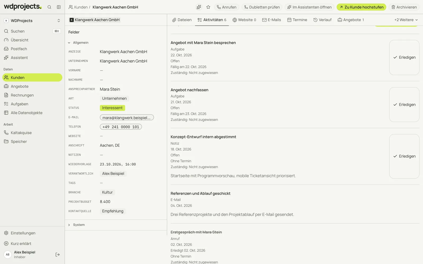 Kundendatensatz mit Feldern links und einer Zeitleiste aus Aufgaben, Notizen, E-Mails und Anrufen